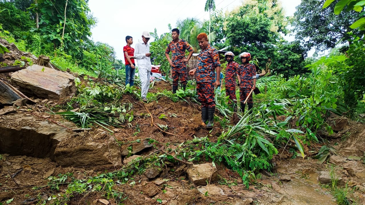 পাহাড়ধসে সাজেকে আটকা ৪ শতাধিক পর্যটক digitalsomoy